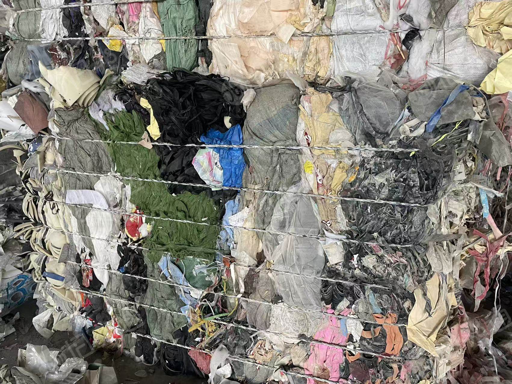 出售塑料袋，纺织品燃烧料，燃烧值4000焦，出油率6个左右，月供1000吨