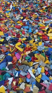 长期出售涂料桶破碎料，花色、白色都有