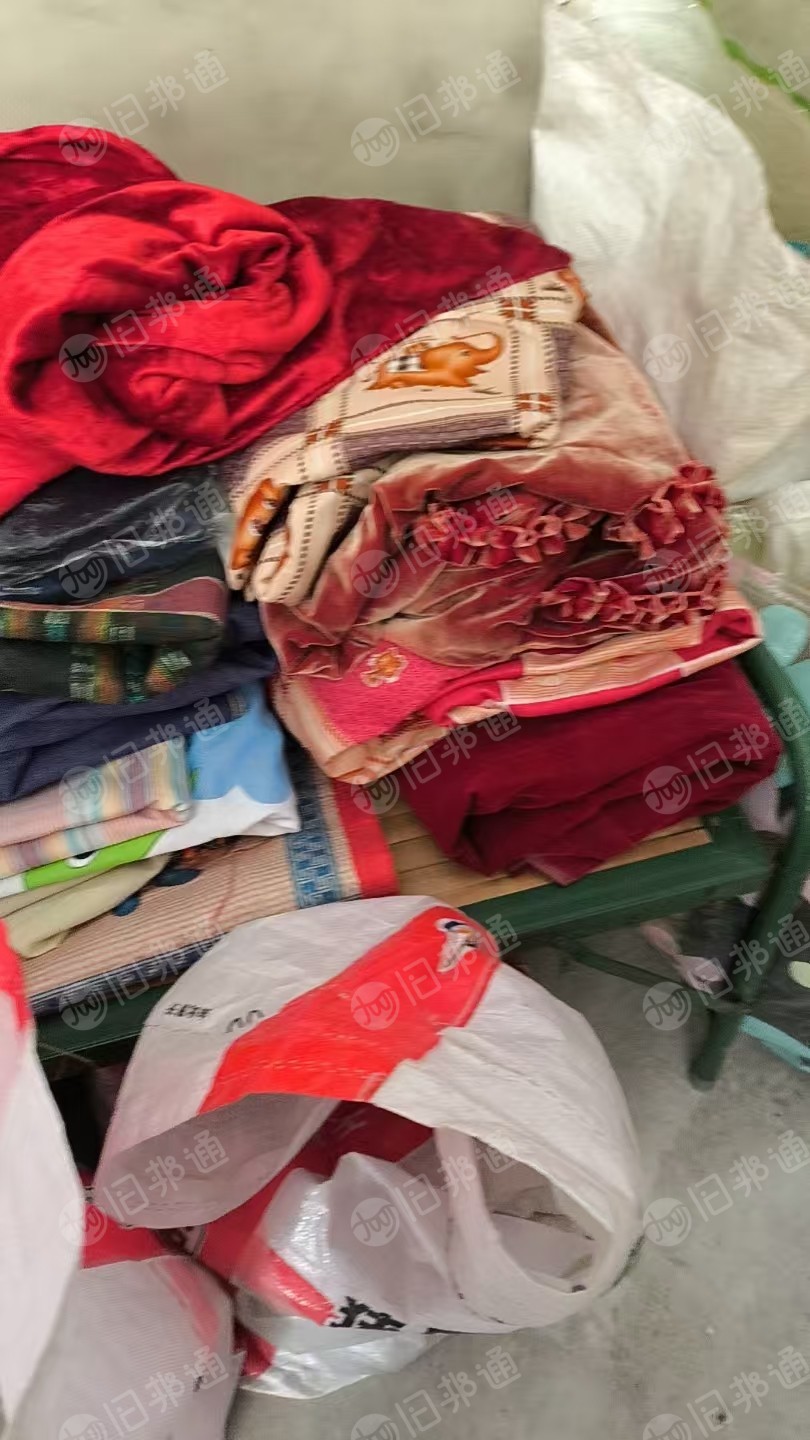 长期出售旧衣服统货，旧衣服小区货，现货十多吨
