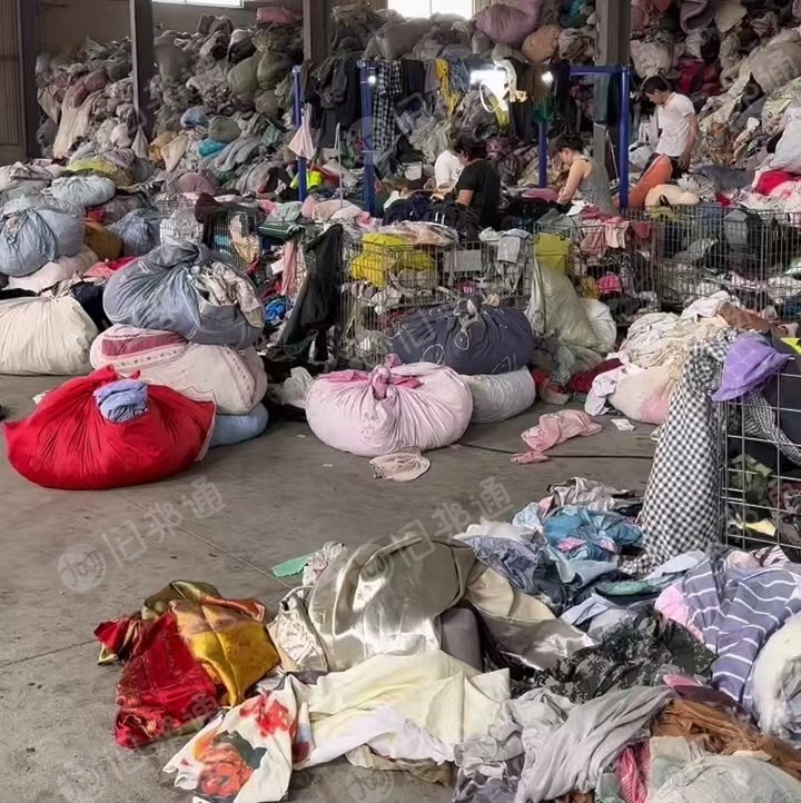 长期出售旧衣服黑料，下脚料，燃烧料，月供400-500吨，货在江苏南京