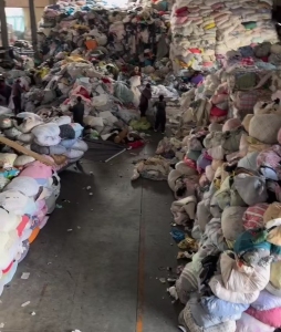 长期出售旧衣服黑料，下脚料，燃烧料，月供400-500吨，货在江苏南京