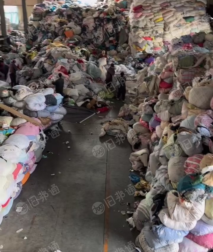 长期出售旧衣服黑料，下脚料，燃烧料，月供400-500吨，货在江苏南京
