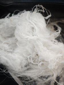 长期出售喷水机厂下来的涤纶废丝，涤纶干丝，涤纶水洗，月供20吨左右，货在浙江湖州