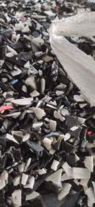 出售PP电瓶壳破碎料，共聚丙破碎料，黑色白色都有，冲击40