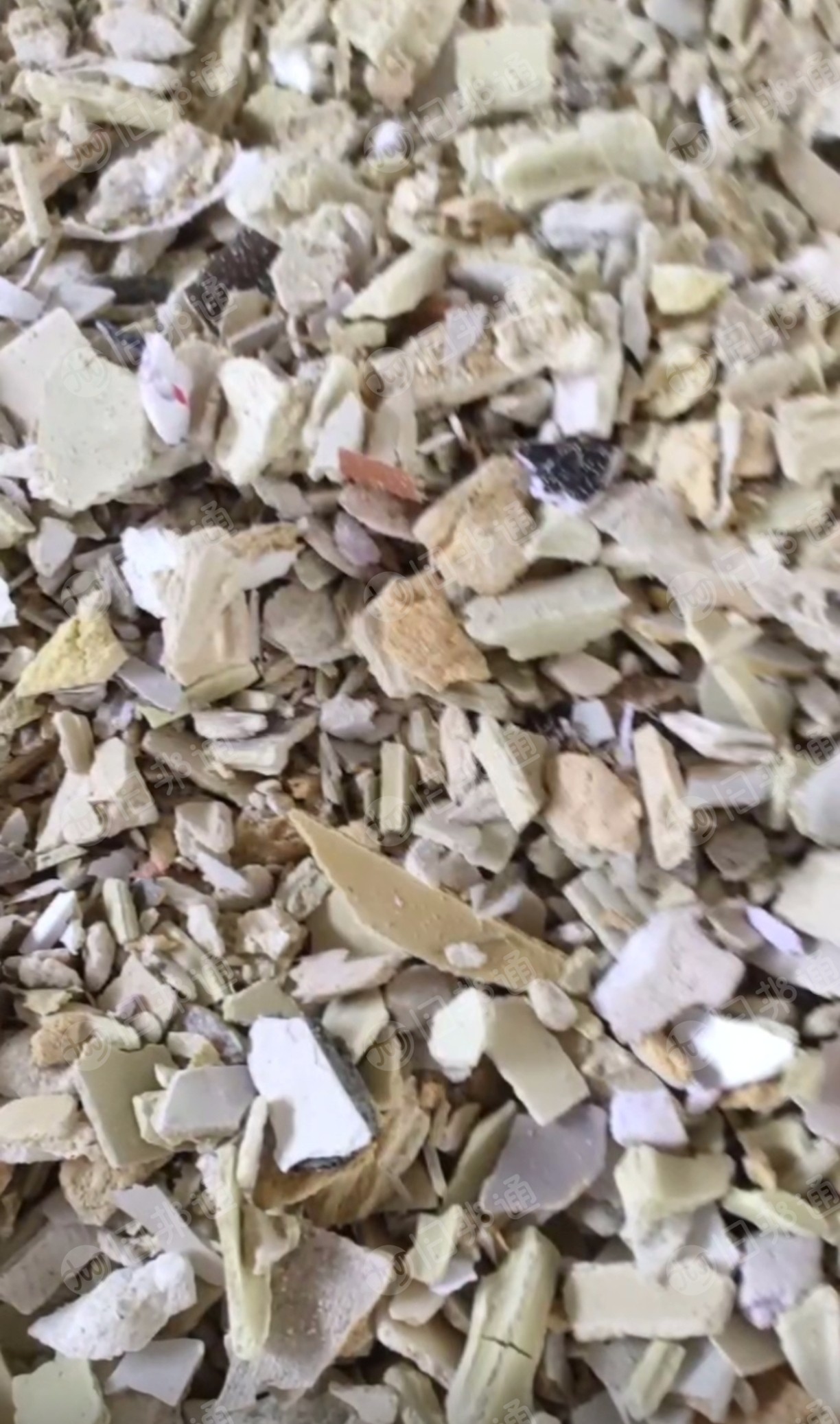 出售硬质PVC破碎料，PVC护墙板破碎料，现货够车