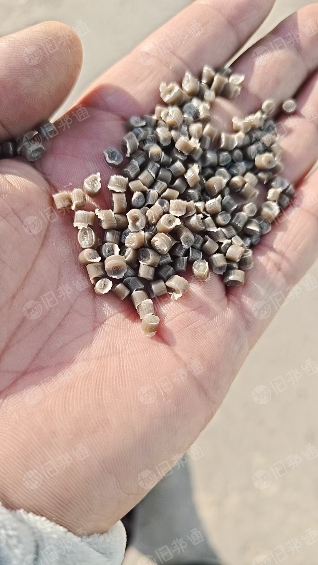 出售PE颗粒，塑料膜做的，三层60目的，可以用于吹膜发泡、注塑改性，长期有货