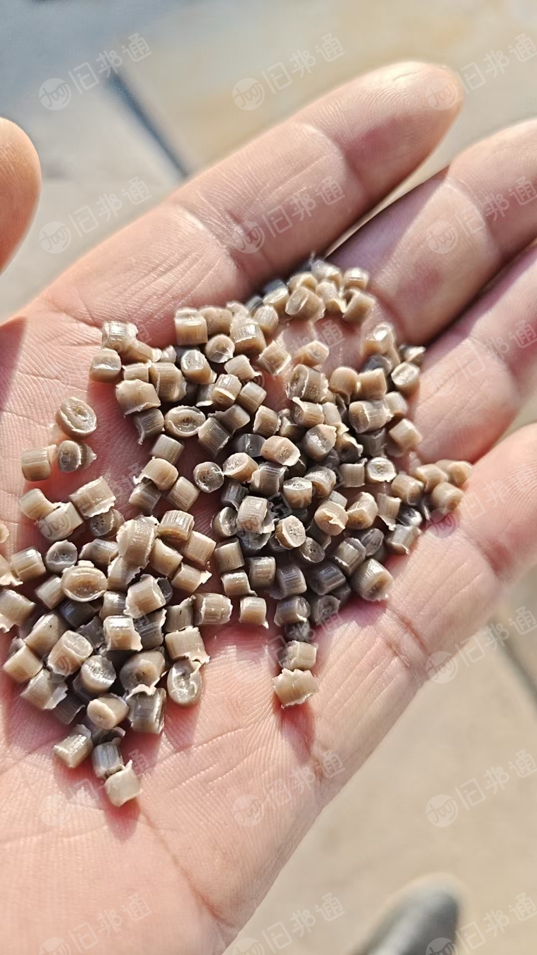 出售PE颗粒，塑料膜做的，三层60目的，可以用于吹膜发泡、注塑改性，长期有货