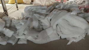 长期出售西裤厂裁床下来的涤棉碎布，废布，含棉在70%以上，一个月有100吨