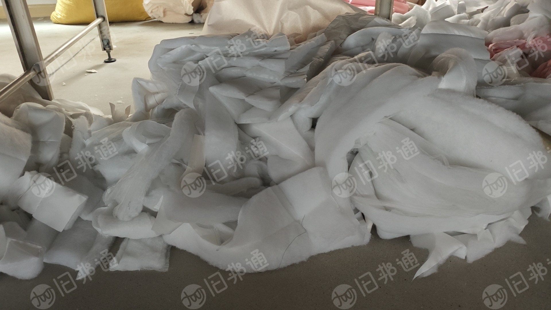 长期出售西裤厂裁床下来的涤棉碎布，废布，含棉在70%以上，一个月有100吨