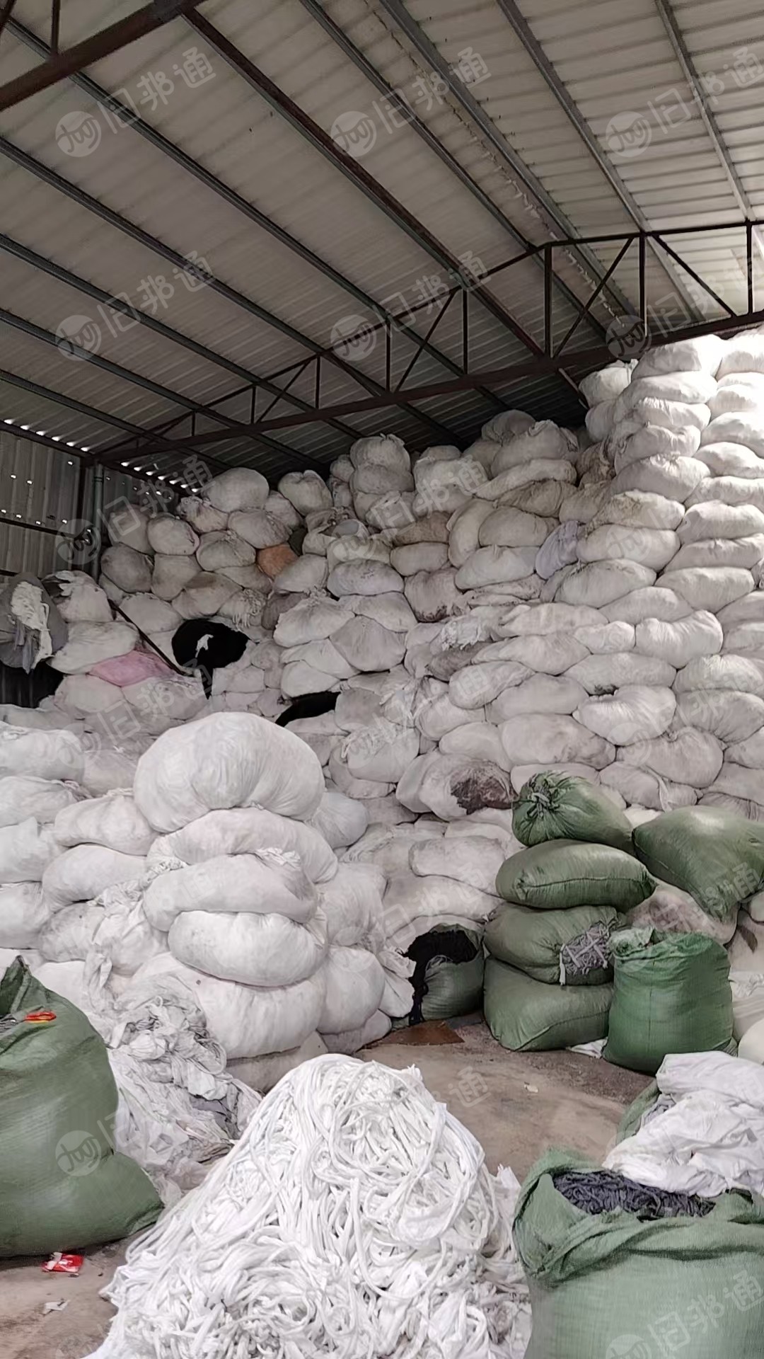 长期出售定性厂下来的涤纶布条，打绳料 ，一个月200吨左右