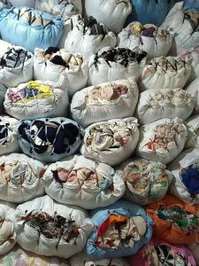 长期出售羊毛纱线毛衣片，羊毛下脚料，服装厂下来的，纱线是纯羊毛的，每个月几十吨，货在浙江绍兴