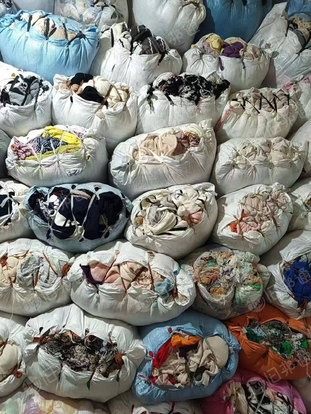 长期出售羊毛纱线毛衣片，羊毛下脚料，服装厂下来的，纱线是纯羊毛的，每个月几十吨，货在浙江绍兴