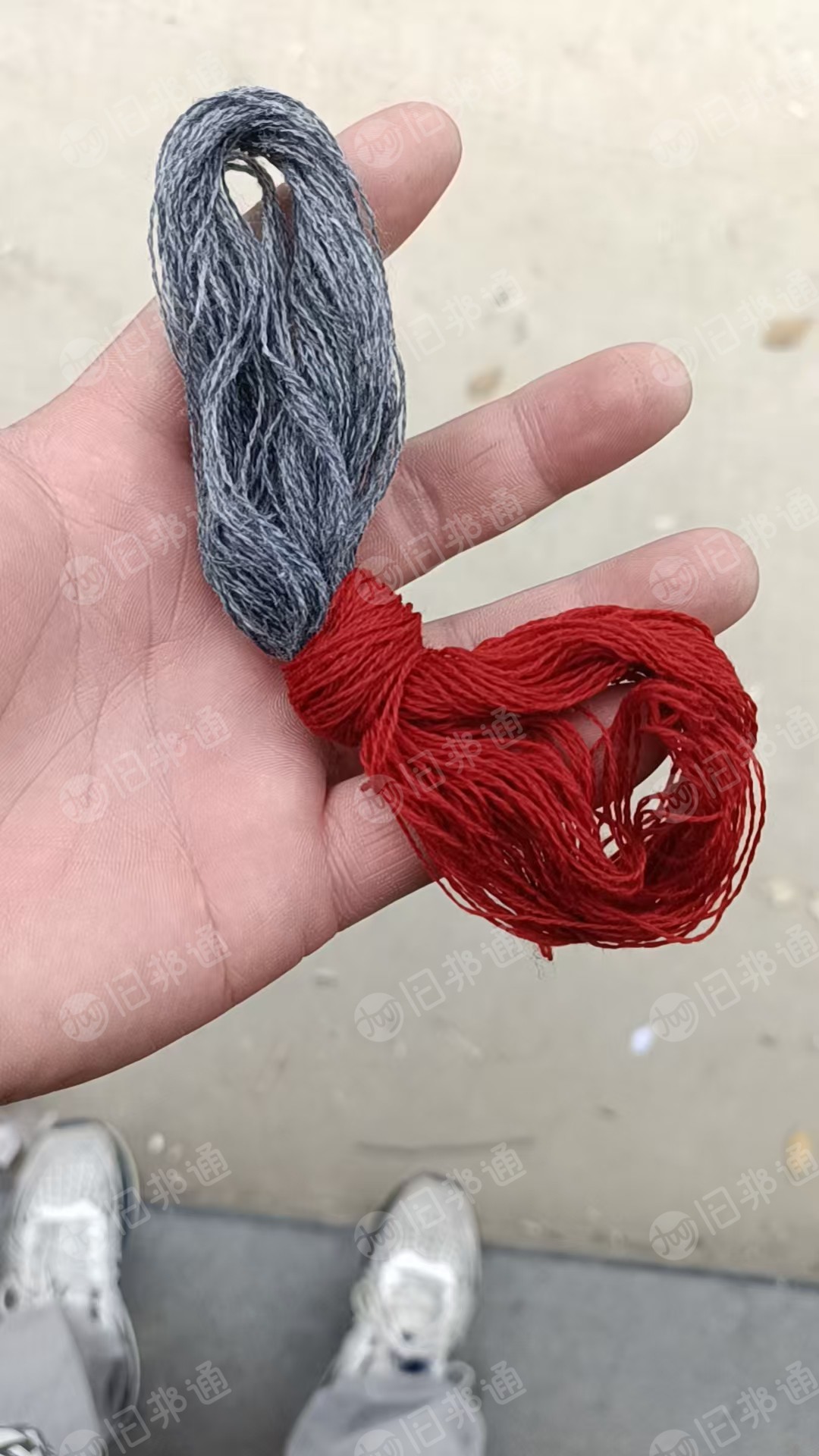 长期出售羊毛纱线毛衣片，羊毛下脚料，服装厂下来的，纱线是纯羊毛的，每个月几十吨，货在浙江绍兴