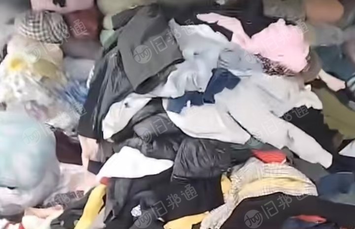 出售旧衣服分拣货，冬装统货，冬装，现货有6.8米一车，货在湖南益阳