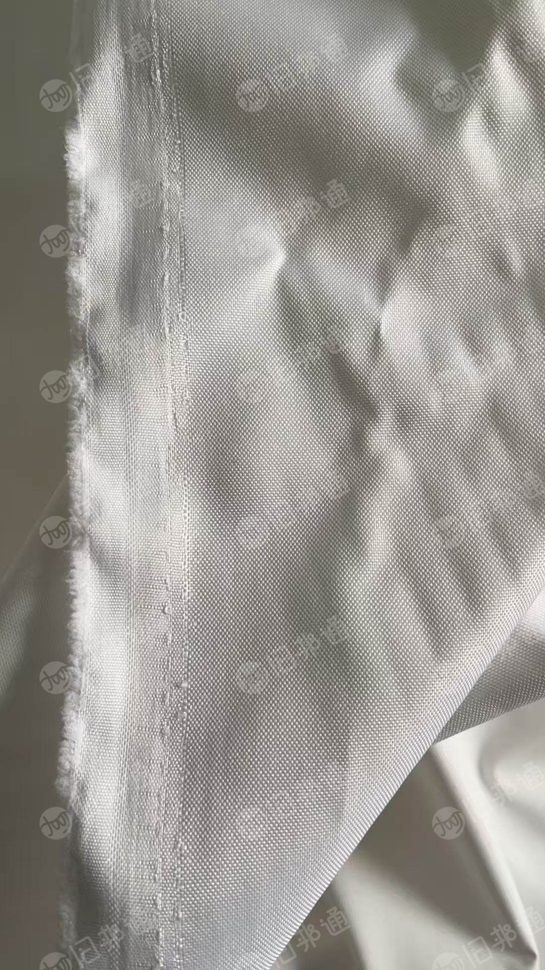 处理白色牛津布，带涂层，155克300D,客户做订单剩下的，现货有1万多米，货在浙江嘉兴