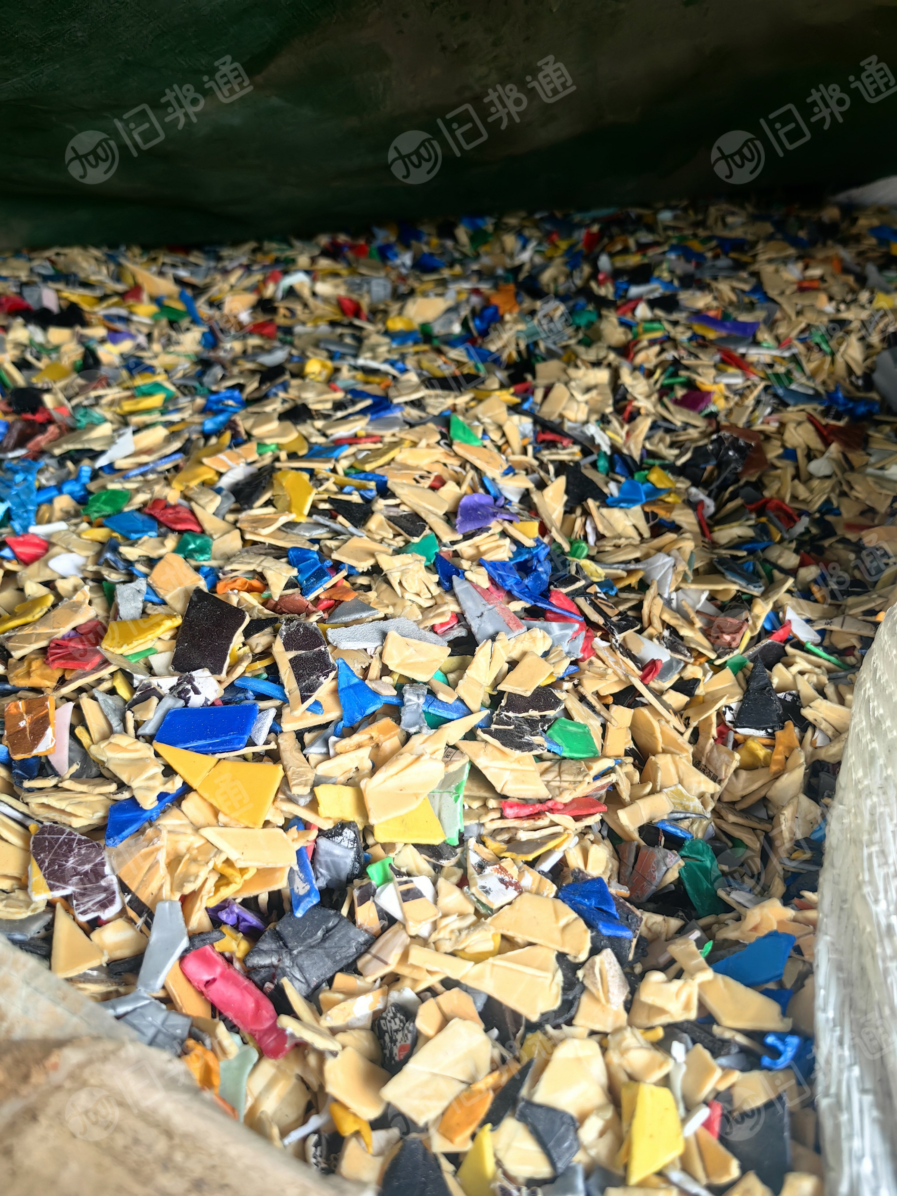 出售花丙破碎料，pp涂料桶破碎料，未甩干