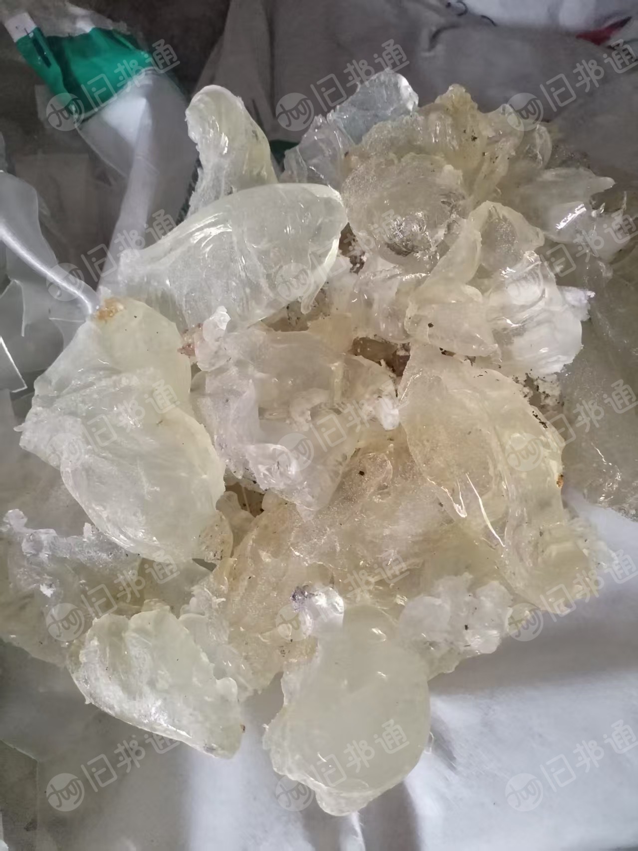 出售PVB废料，有颗粒，有破碎料也有机头料，做汽车挡风玻璃夹胶下来的，现货50吨