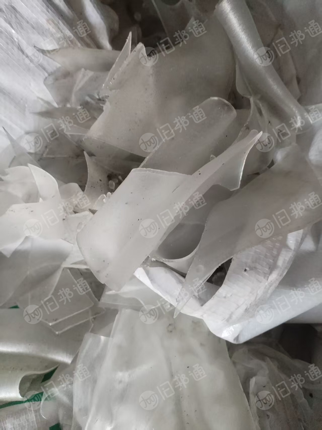 出售PVB废料，有颗粒，有破碎料也有机头料，做汽车挡风玻璃夹胶下来的，现货50吨