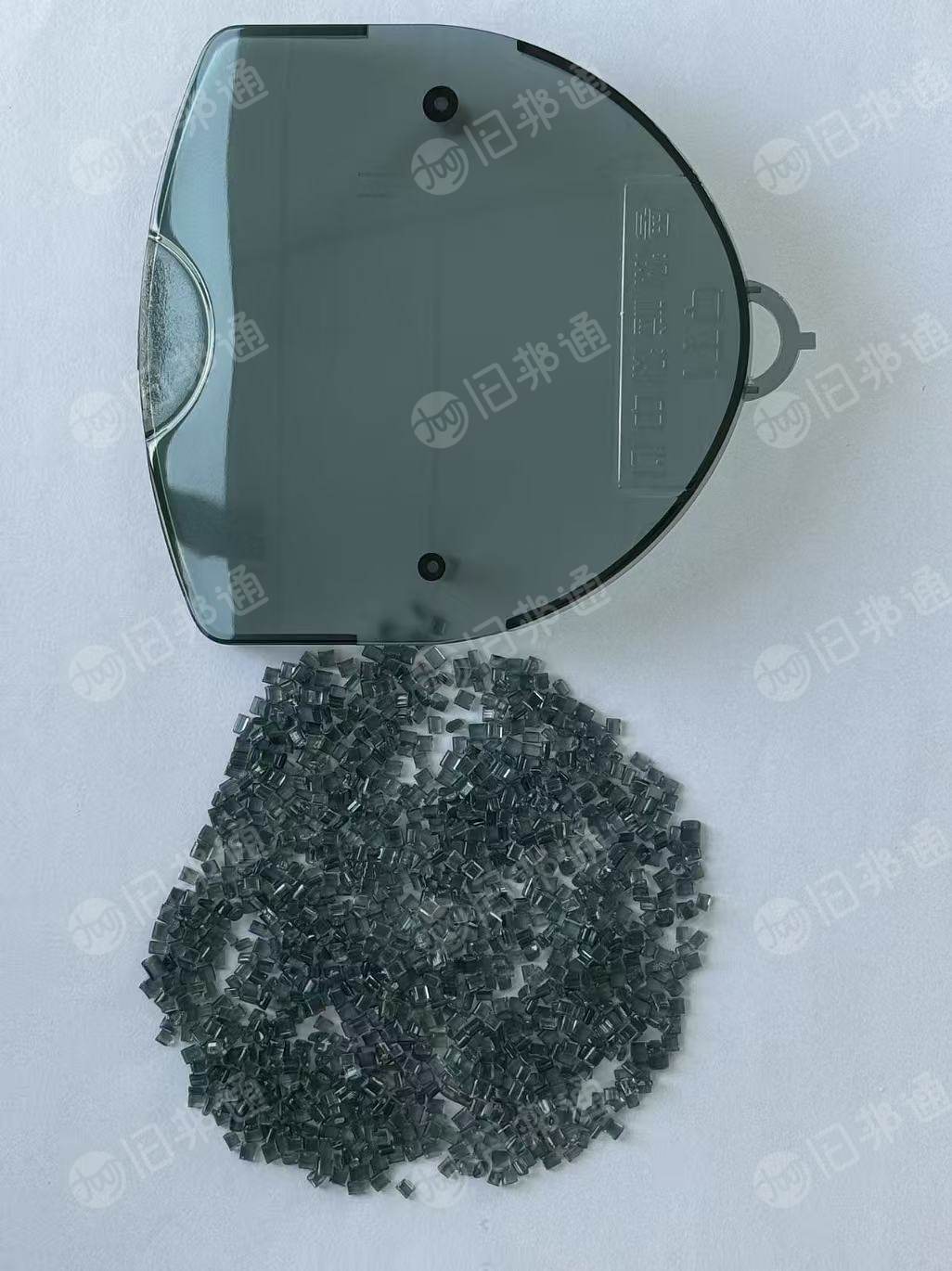 出售PC水瓶颗粒和PC水瓶破碎料，蓝透的，现货300吨，广东东莞和浙江余姚都有厂