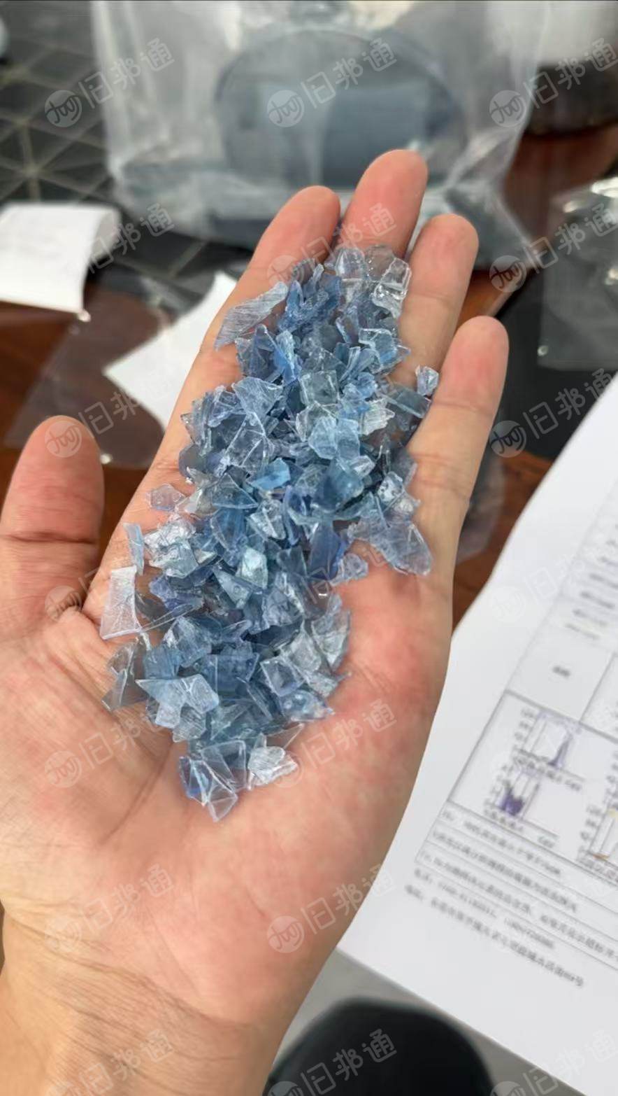 出售PC水瓶颗粒和PC水瓶破碎料，蓝透的，现货300吨，广东东莞和浙江余姚都有厂