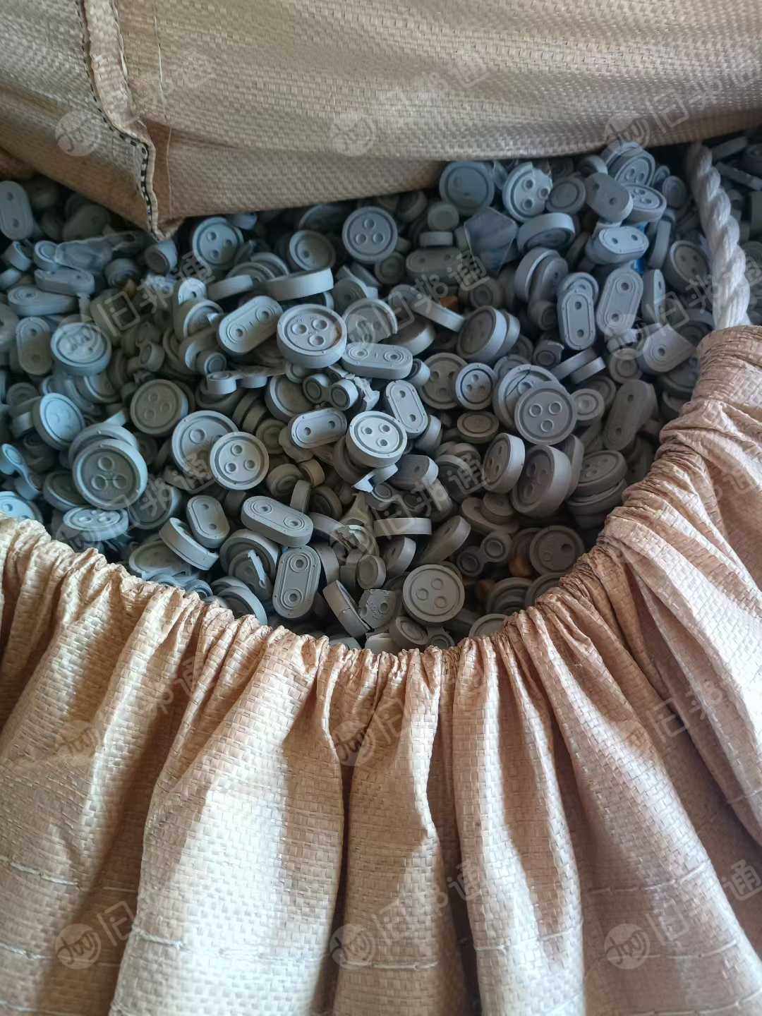 大量回收PP胶塞,丁基胶塞,覆膜的丁基网片