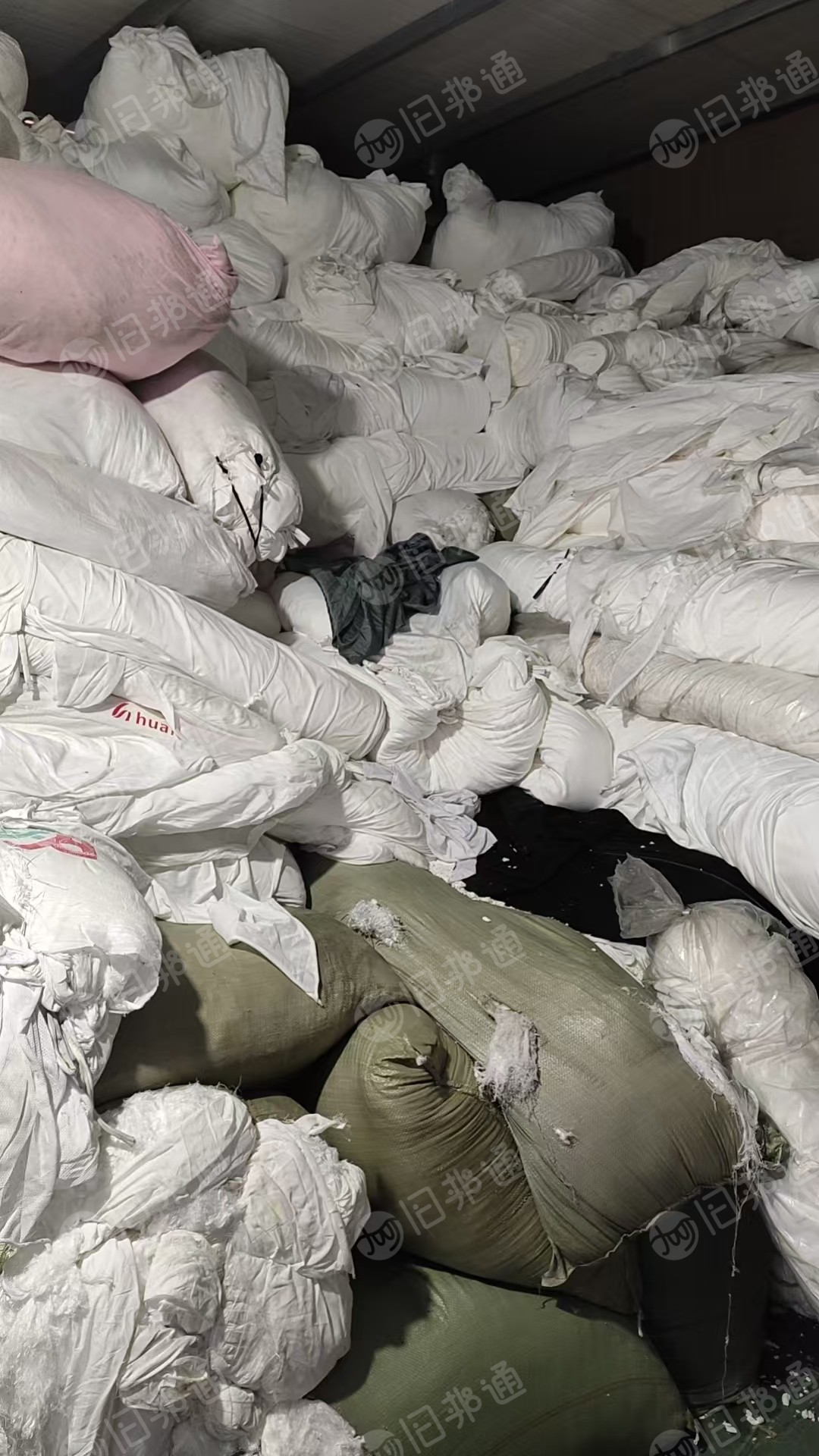 出售精编厂下来的白色涤纶布，涤纶造粒布，也有卷布，现货有9.6米一车，货在浙江嘉兴