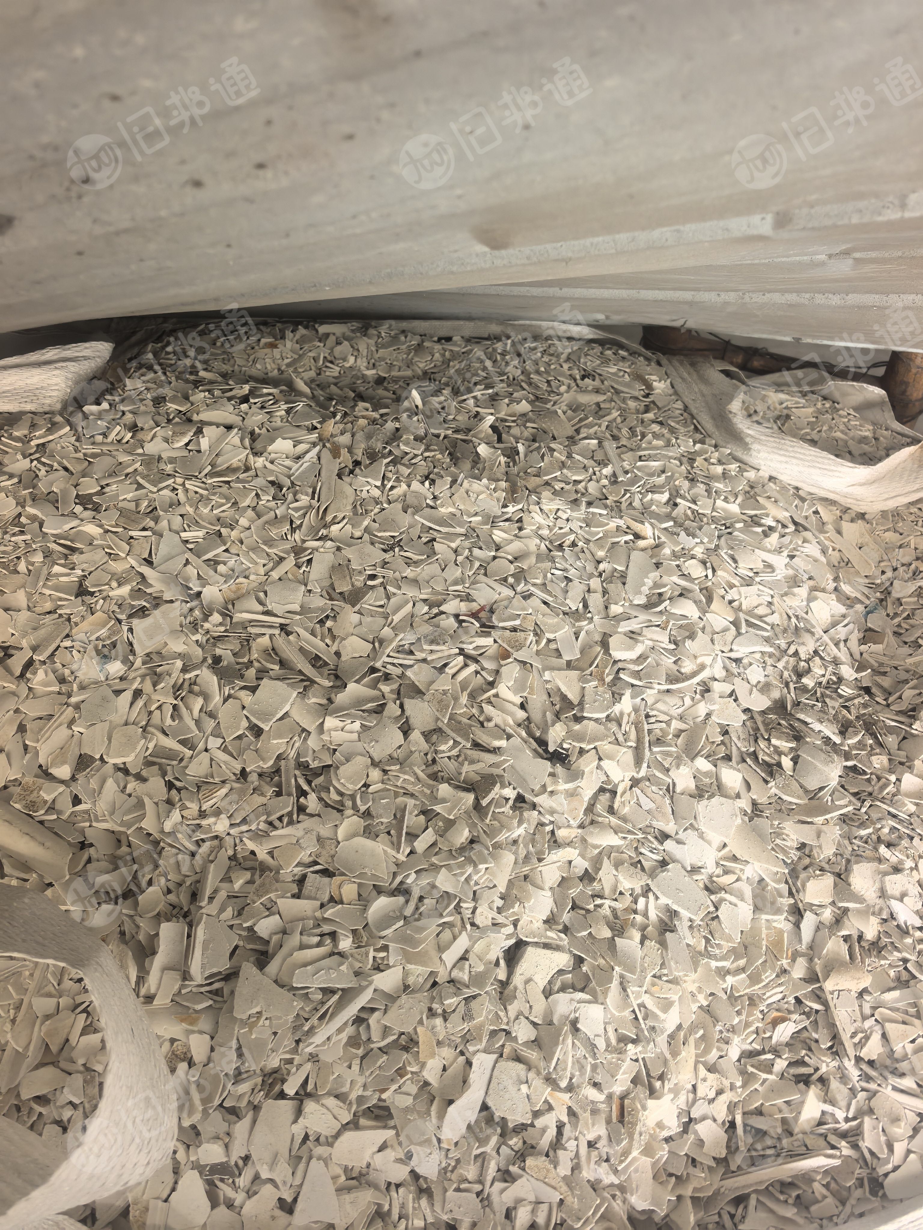 出售硬质PVC破碎料，大小管破碎料，现货两三百吨