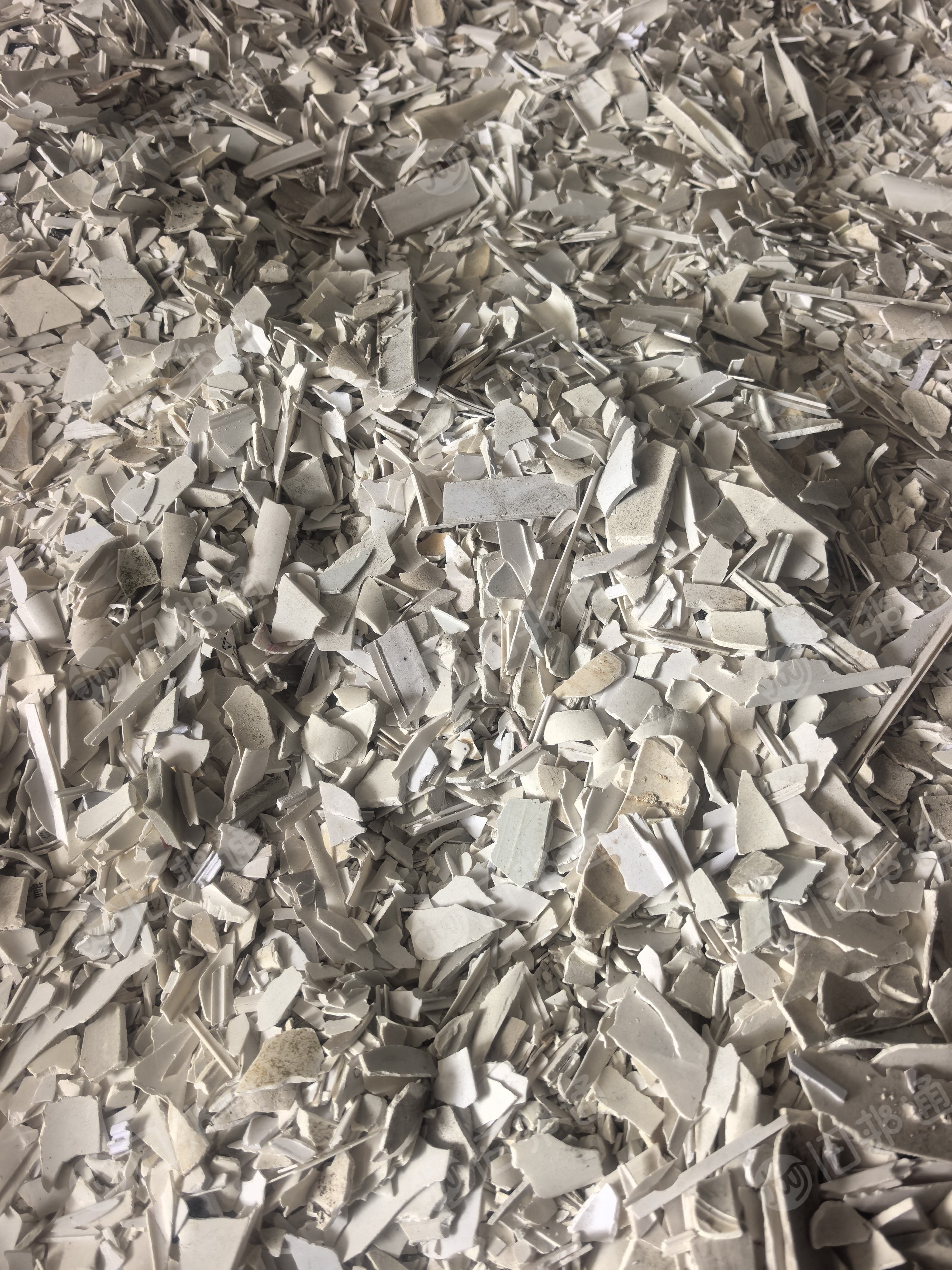 出售硬质PVC破碎料，大小管破碎料，现货两三百吨