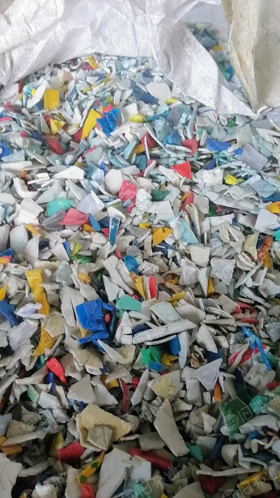 出售涂料桶破碎料，花桶破碎料，没过风选全漂甩干，现货十来吨