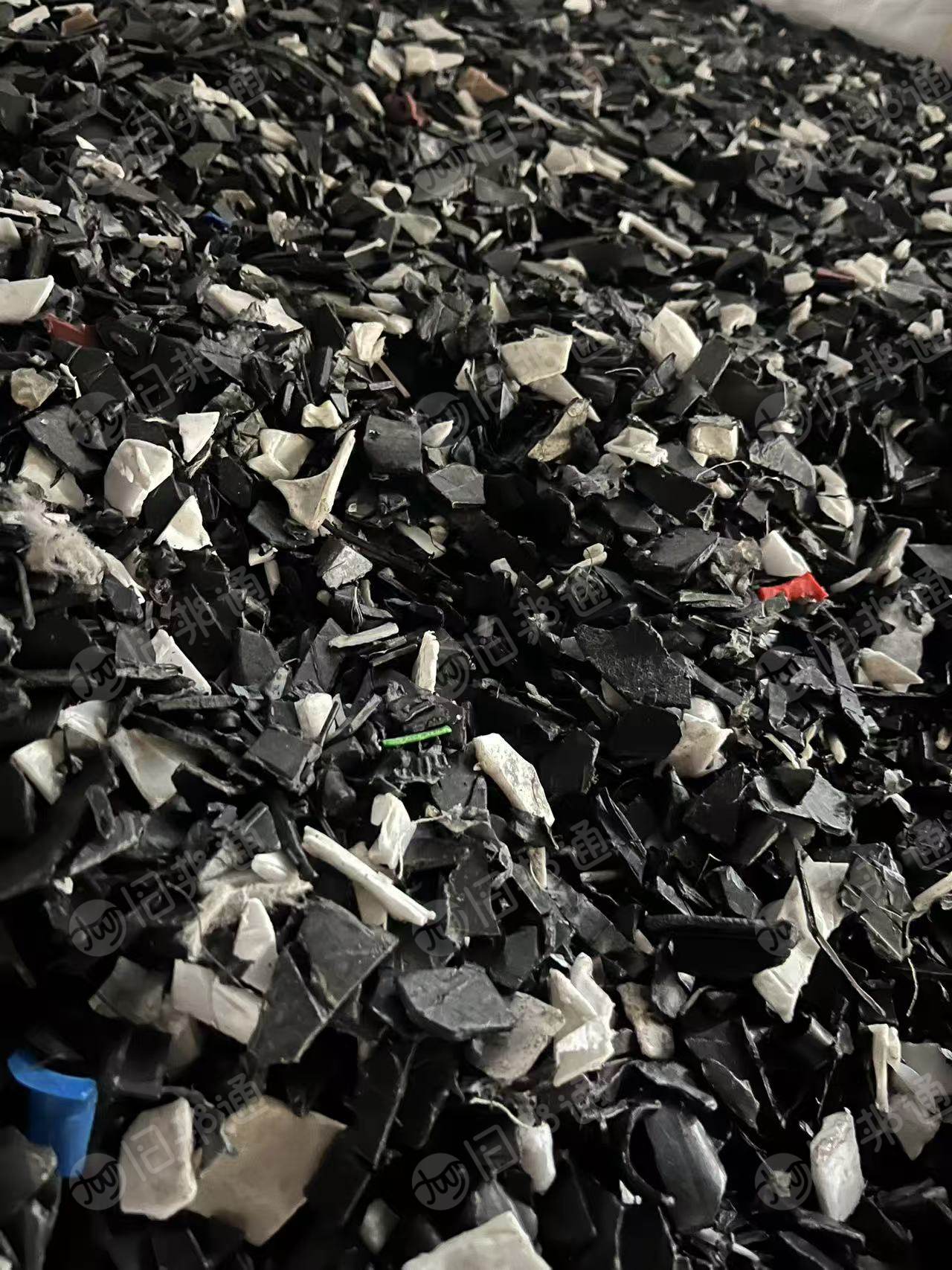 出售废旧电瓶壳破碎料，月供300吨，