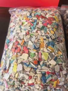 出售日杂响料ABS破碎料，过静电分选的，有黑花、花色、黑白等色，当前月供600吨