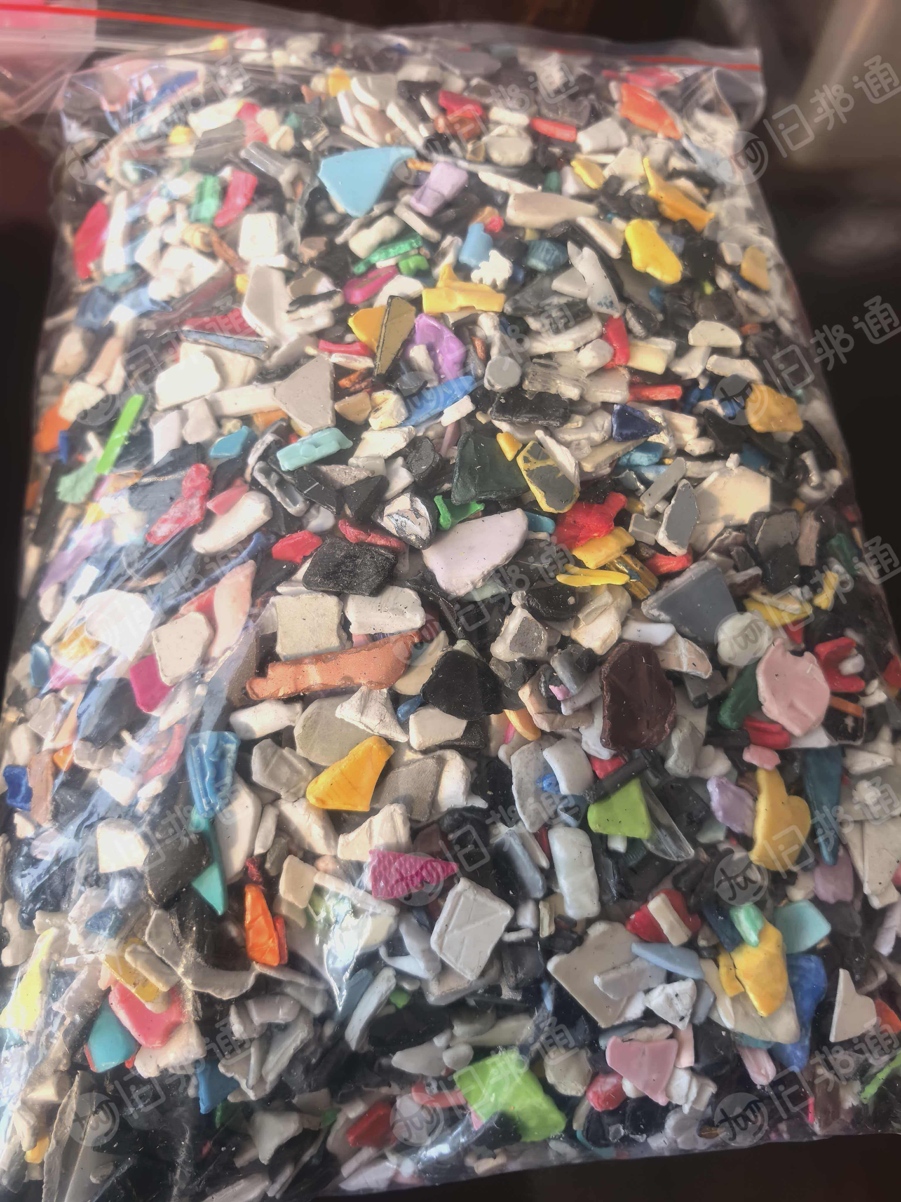 出售日杂响料ABS破碎料，过静电分选的，有黑花、花色、黑白等色，当前月供600吨