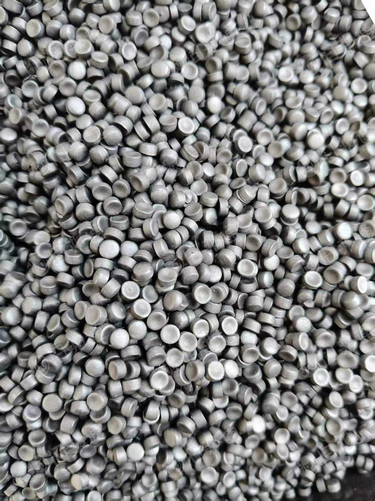 出售PE电缆皮颗粒，花的120目，黑的60目，拉伸强度11左右，现货100吨