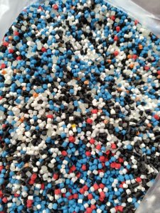 出售PE电缆皮颗粒，花的120目，黑的60目，拉伸强度11左右，现货100吨