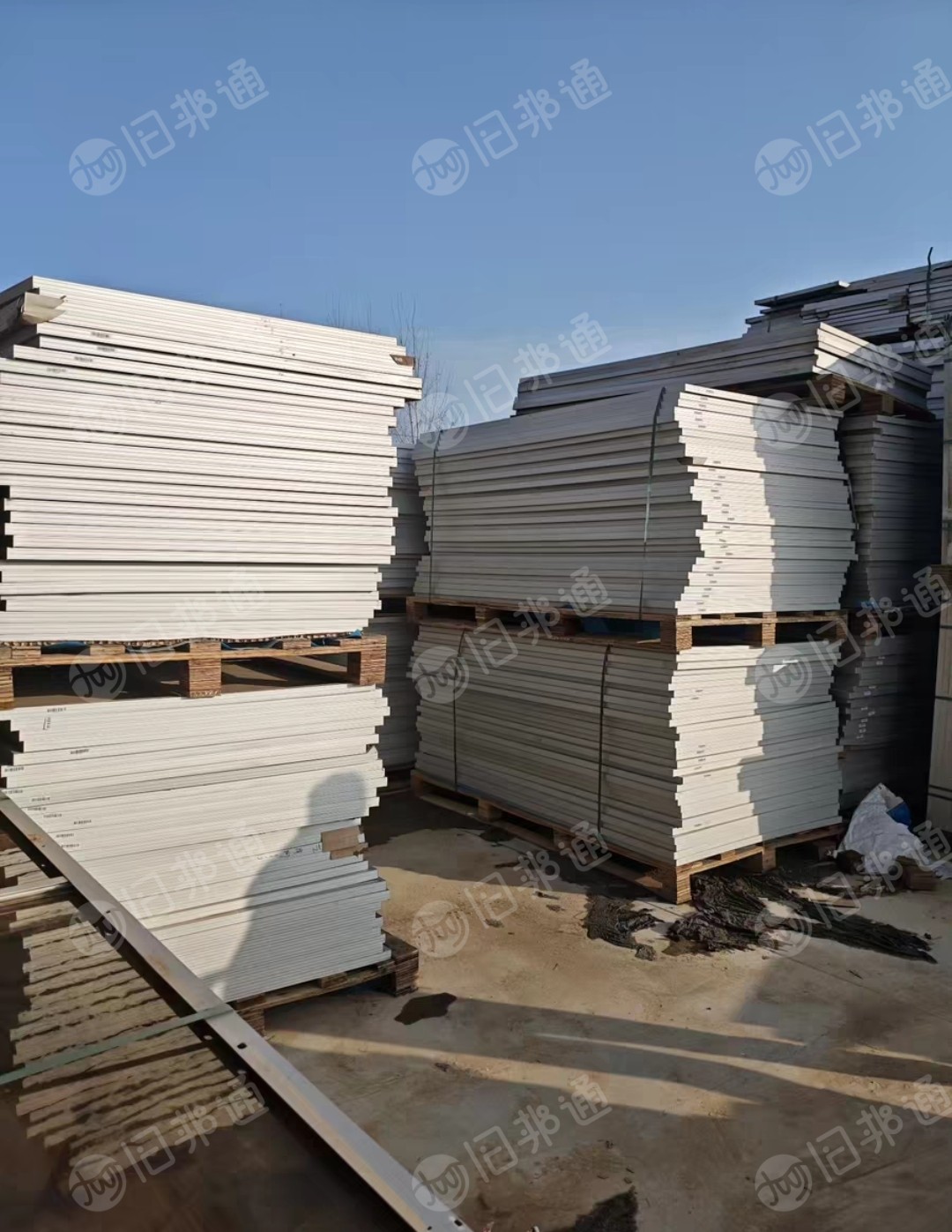 出售废太阳能光伏板废料，现货1200片，带铝边框