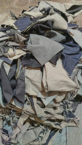 长期出售纯棉牛仔废布，牛仔布，月供十来吨，货在广东佛山