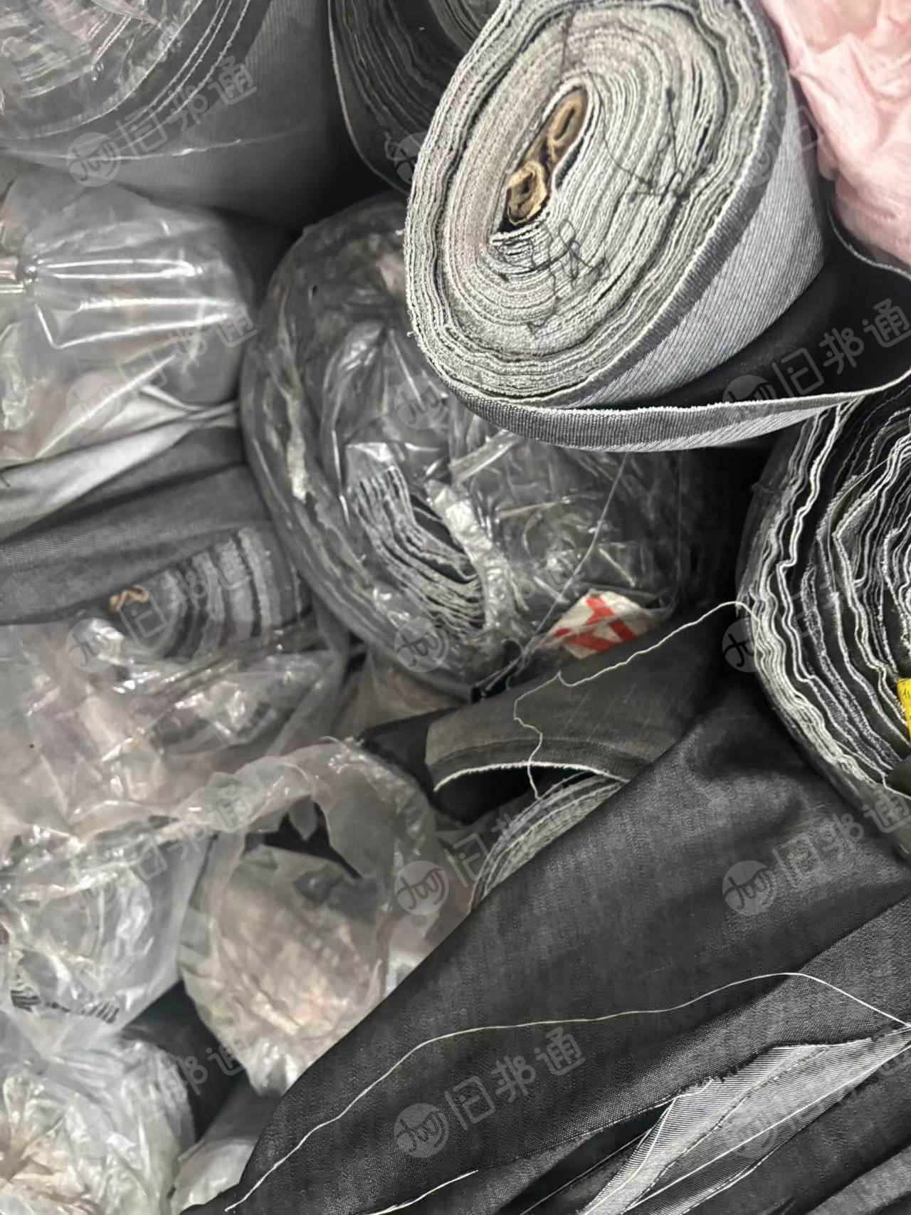 出售库存涤棉牛仔布，库存牛仔布，门幅1.5米左右克重180左右，现货有11吨，货在江苏泰州