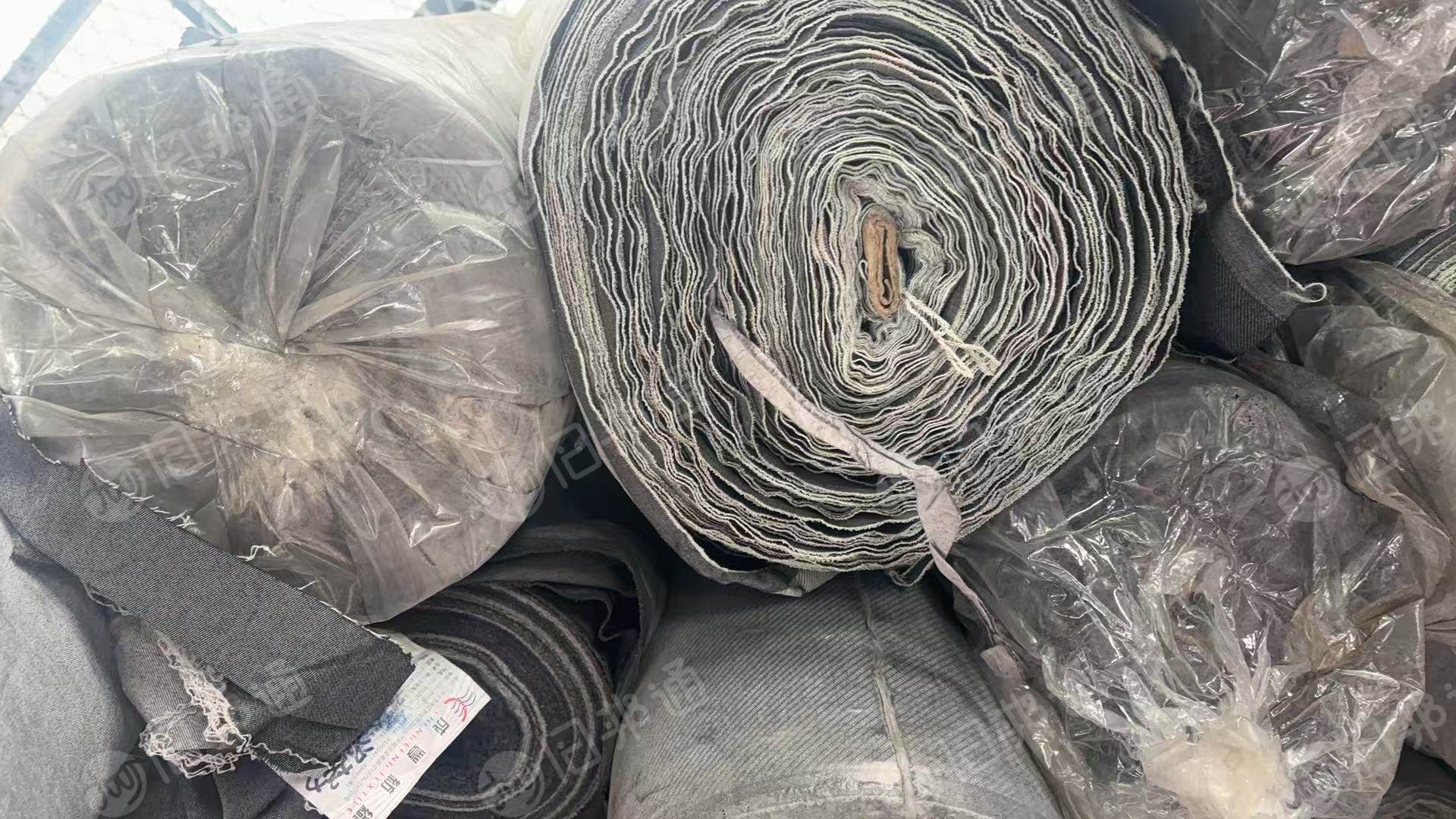 出售库存涤棉牛仔布，库存牛仔布，门幅1.5米左右克重180左右，现货有11吨，货在江苏泰州