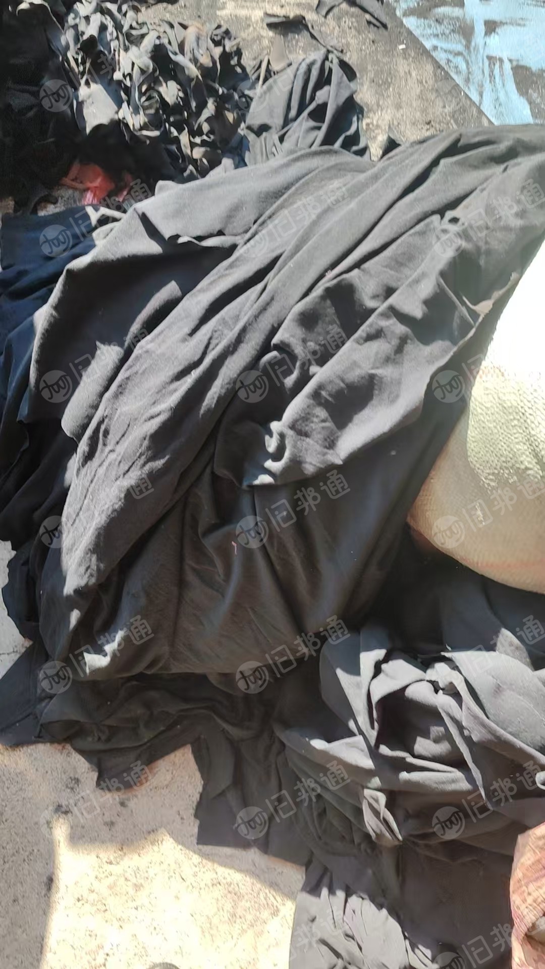 现货处理一批黑色大块布开花布，涤纶无弹的，可以做擦机布，也可以开花用，现货30吨，货在江西赣州