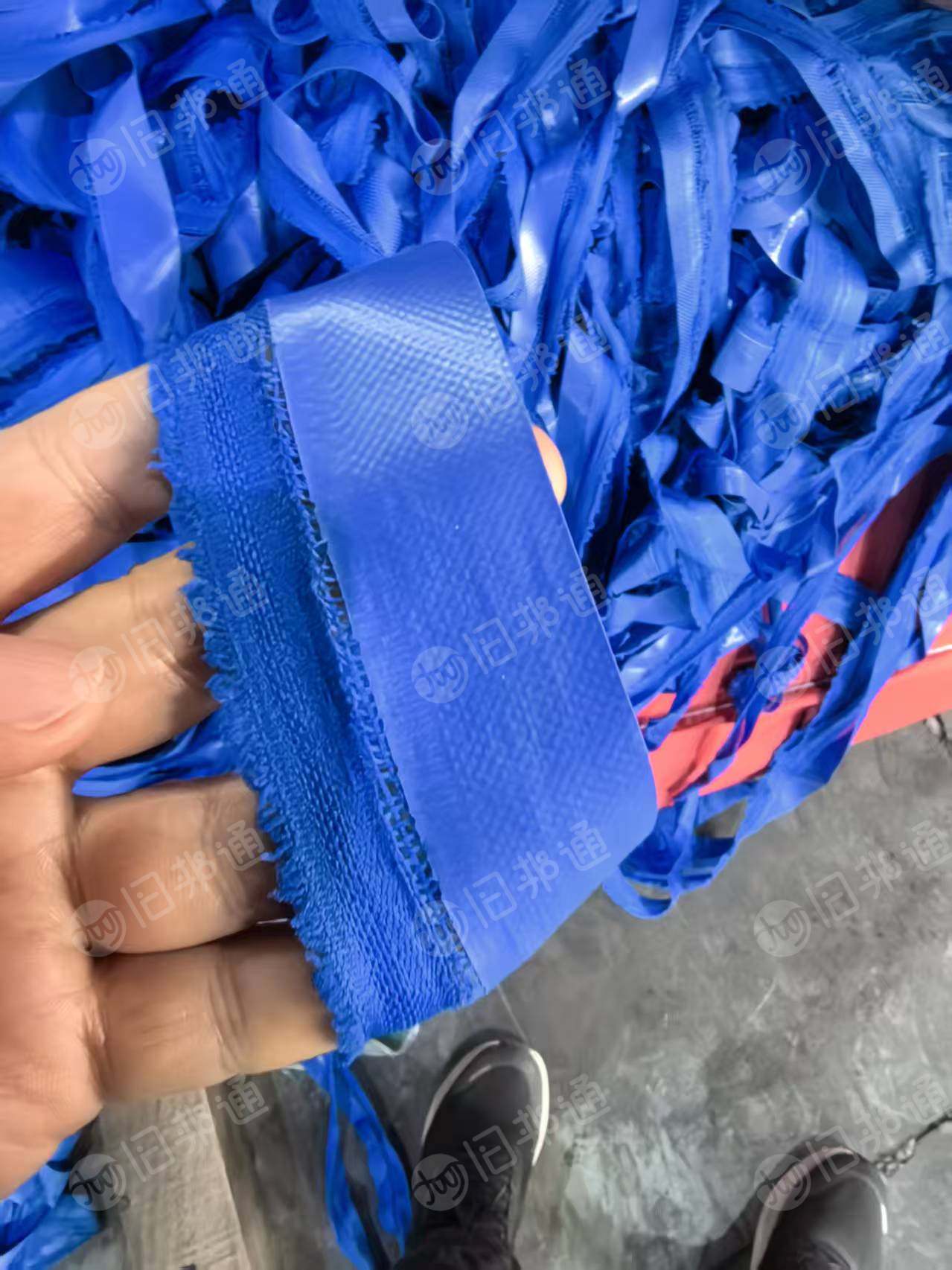 长期大量出售箱包厂下来的pvc复合布条，箱包布条，箱包布压一层pvc，打绳料，月供200吨