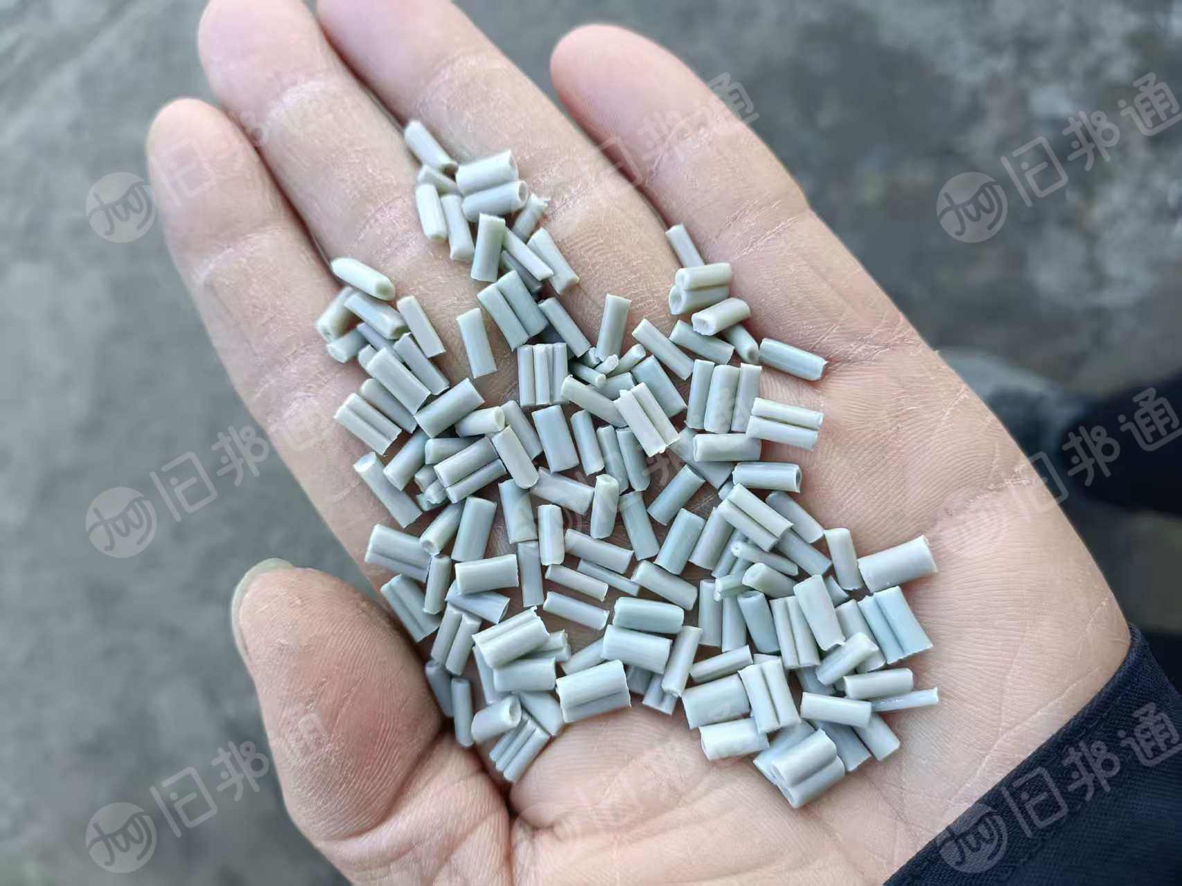 出售吨包颗粒，过80目，有大白二白炭黑颗粒，月供700吨