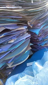 出售PE钢卷皮毛料，漂的沉的都有，含空心板废料，统货出，现货5吨