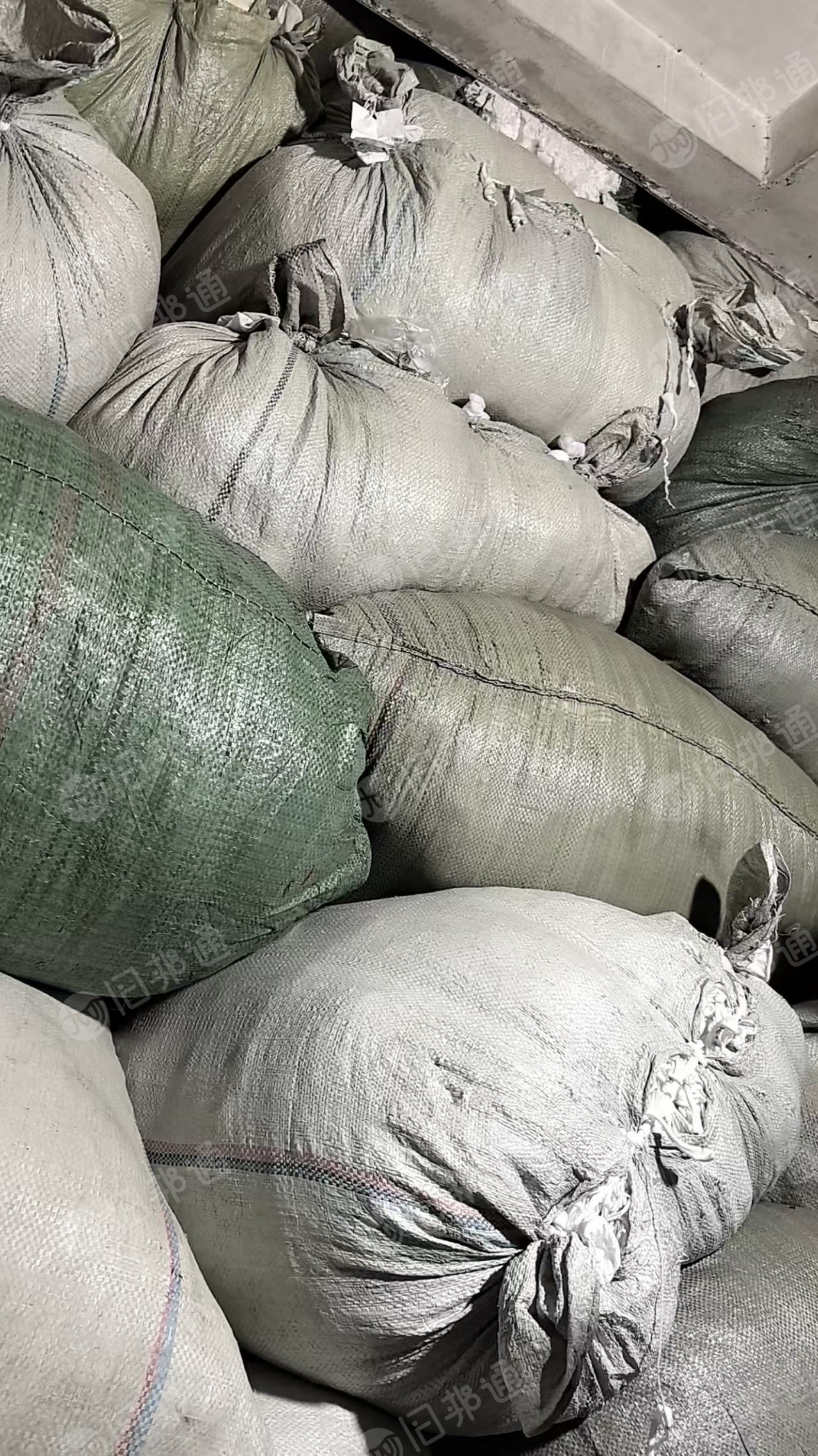 长期出售袜子尼龙白烟料，白色锦氨废布料，月供40吨，货在浙江台州