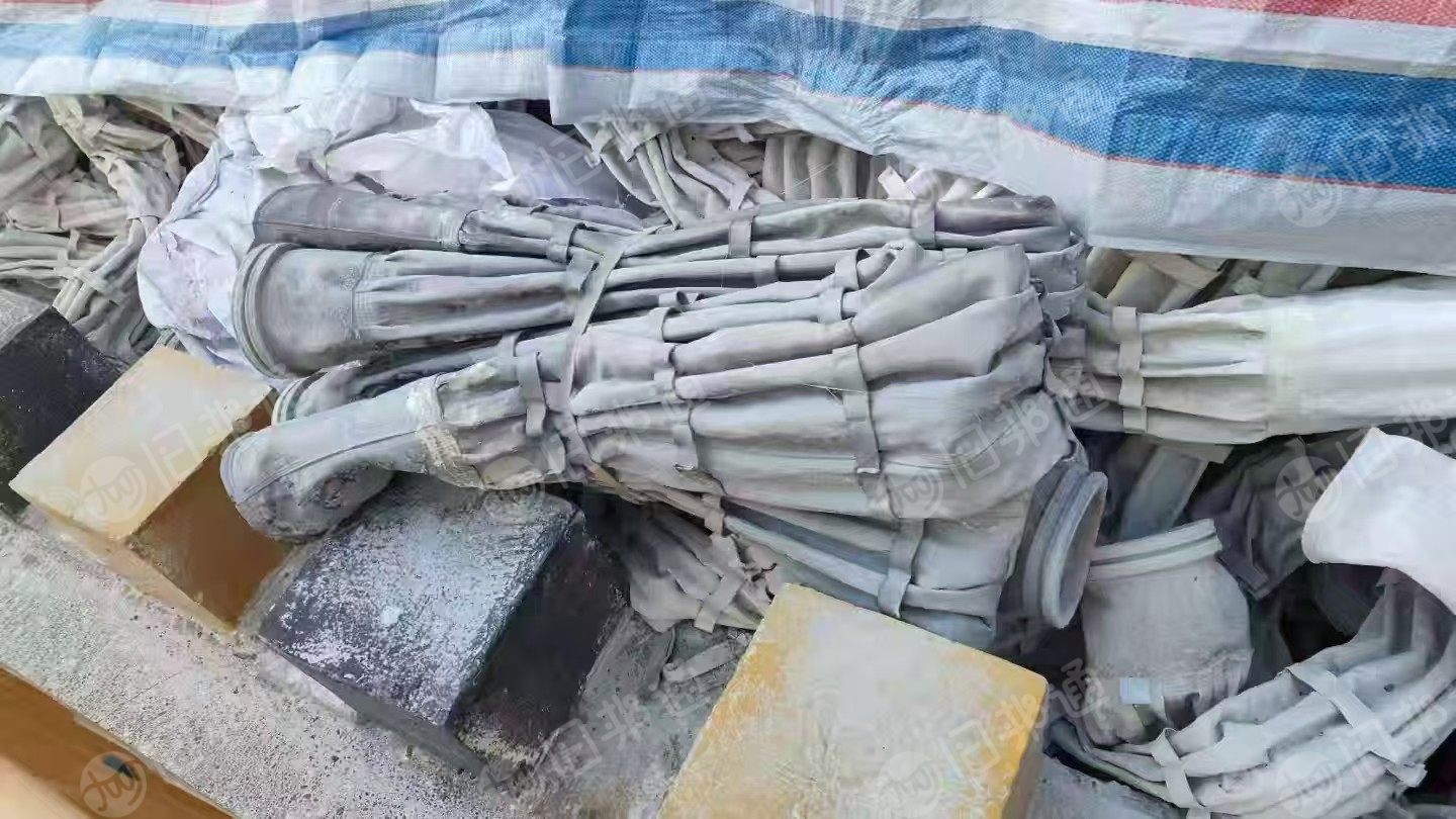 长期出售铝厂拆下来的涤纶除尘布袋，未清洗，现货30吨