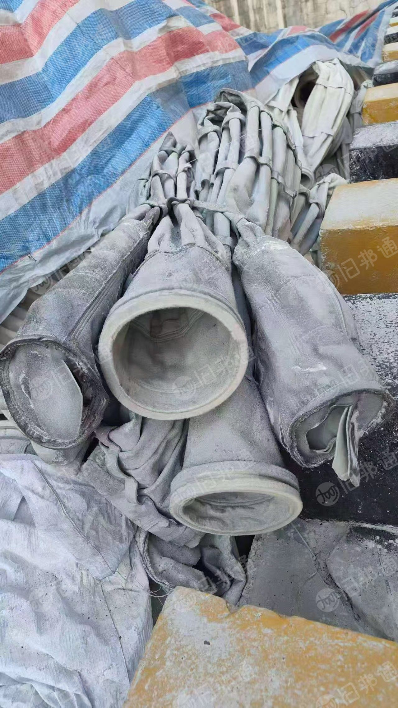 长期出售铝厂拆下来的涤纶除尘布袋，未清洗，现货30吨