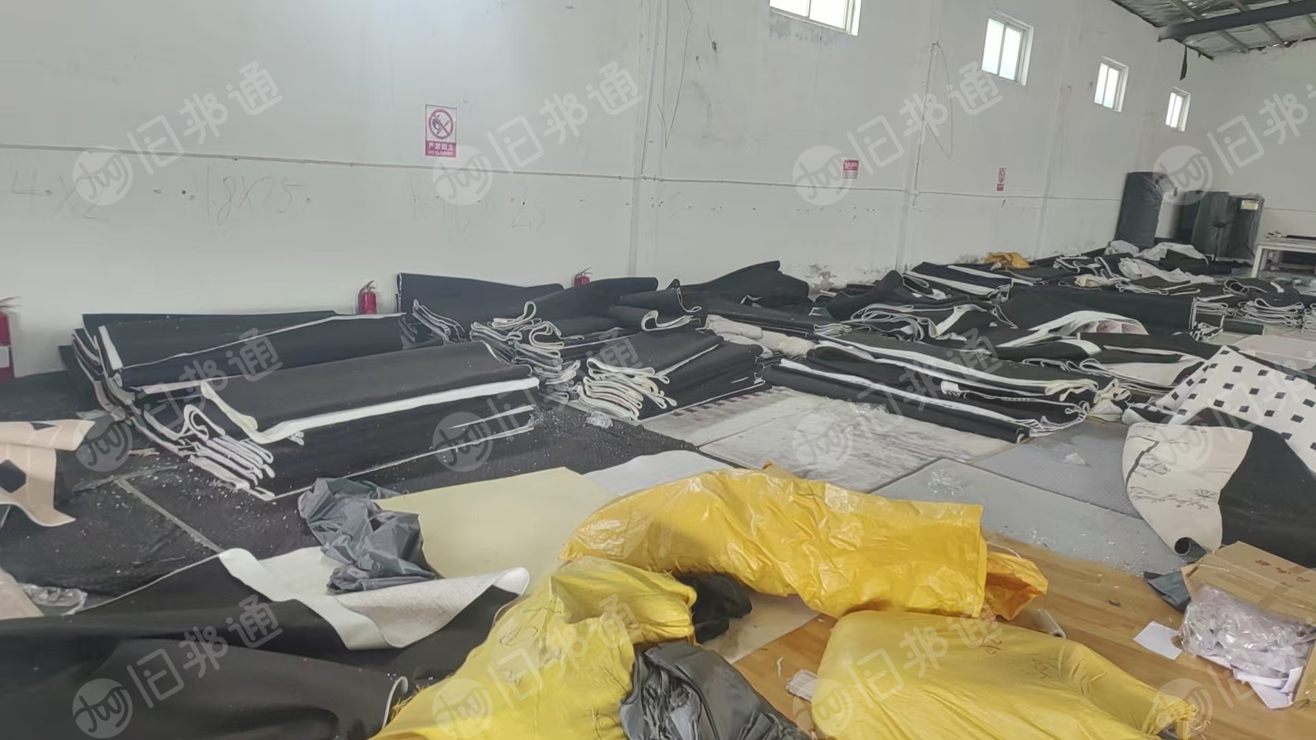 出售仿羊绒地毯，库存地毯，现货有6.8米一车，货在江苏连云港