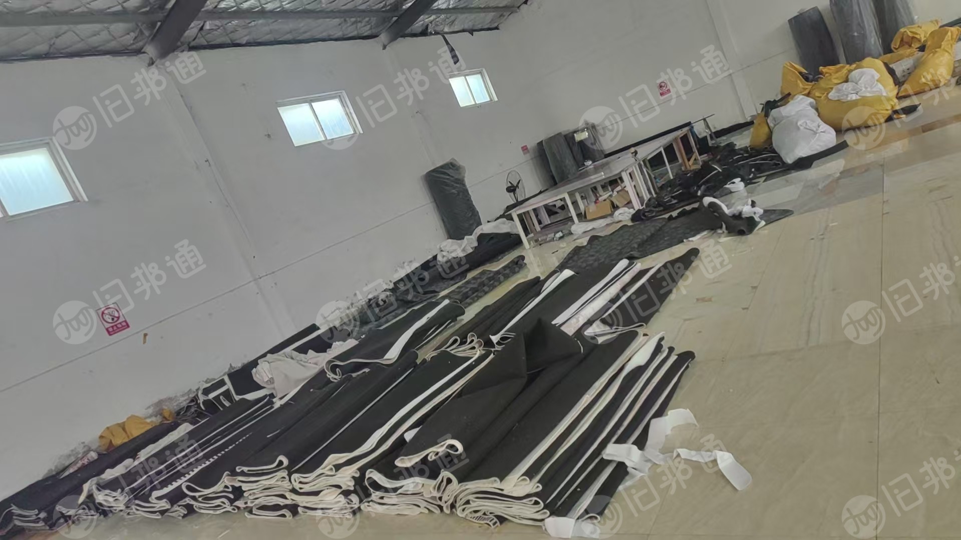 出售仿羊绒地毯，库存地毯，现货有6.8米一车，货在江苏连云港