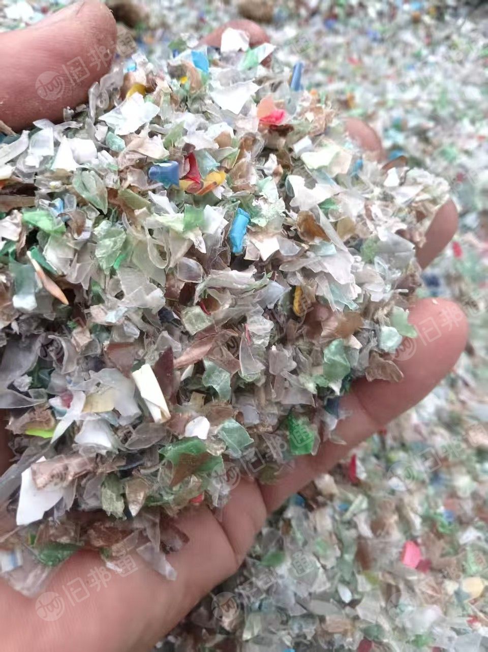 长期出售各种干粉塑料瓶子破碎料，现货150吨