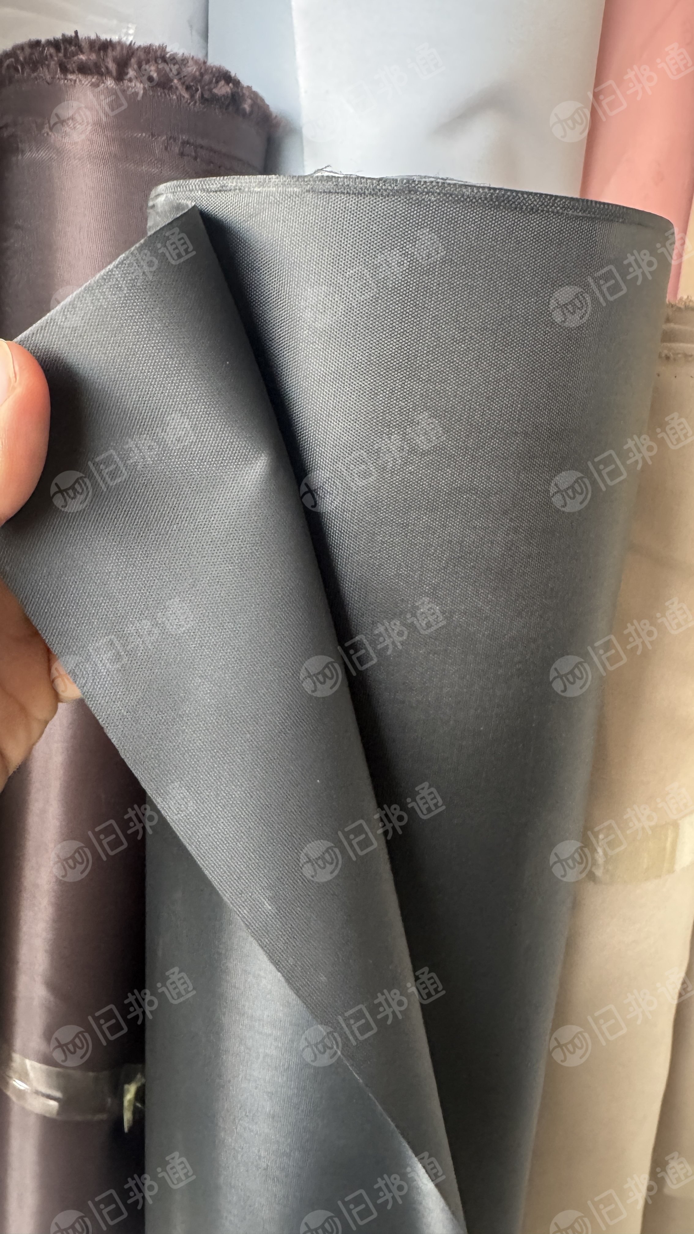 长期出售黑色箱包里布，门幅2米1，克重100g，可以供书包箱包背包电脑包生产厂家，特价处理