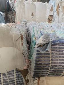 长期出售无纺布废料，无纺布边角料，带填充复合高压，现货三十吨左右